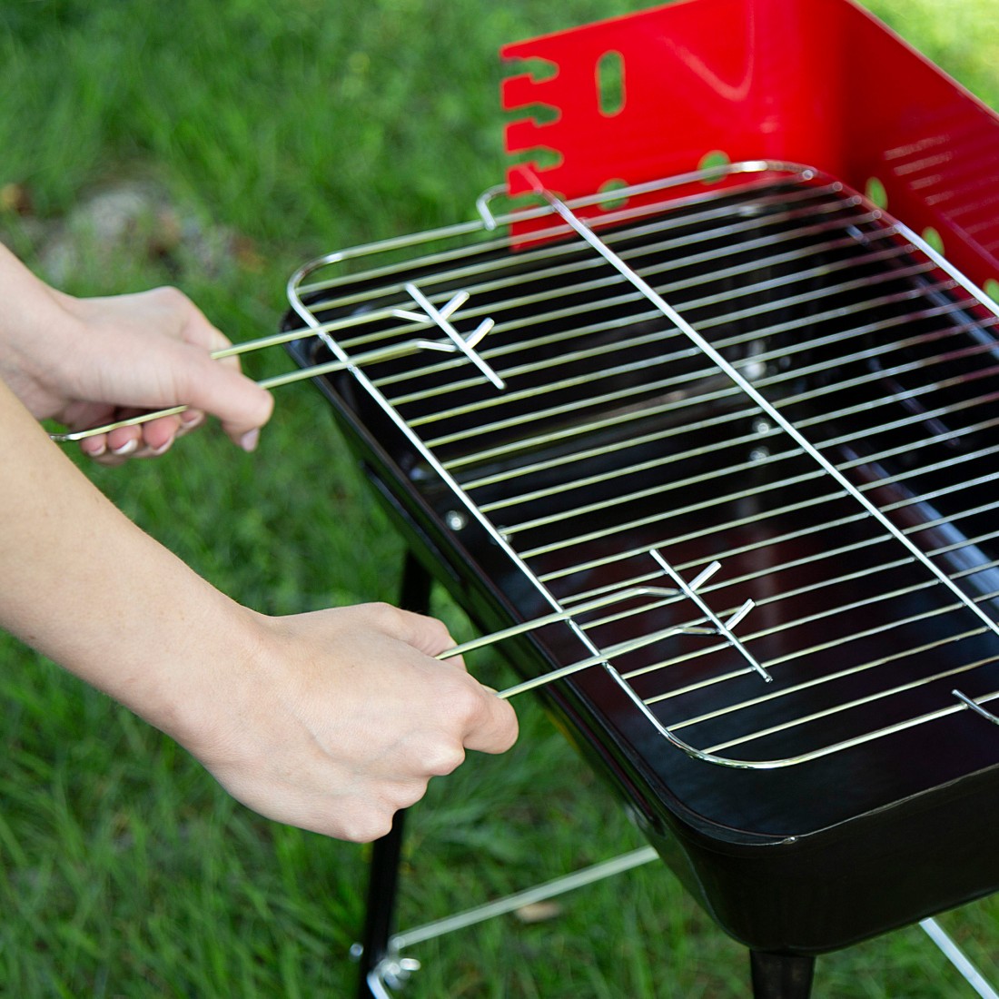 Tente Magasin -Tente Magasin petit barbecue portable au charbon de bois avec reglage en hauteur et brise vent 1